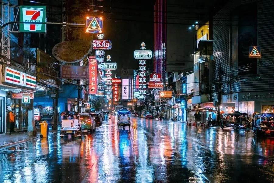 Yaowarat after dark. Come hungry and walk it—Chinatown is the food night, not a tuk-tuk drive-through.