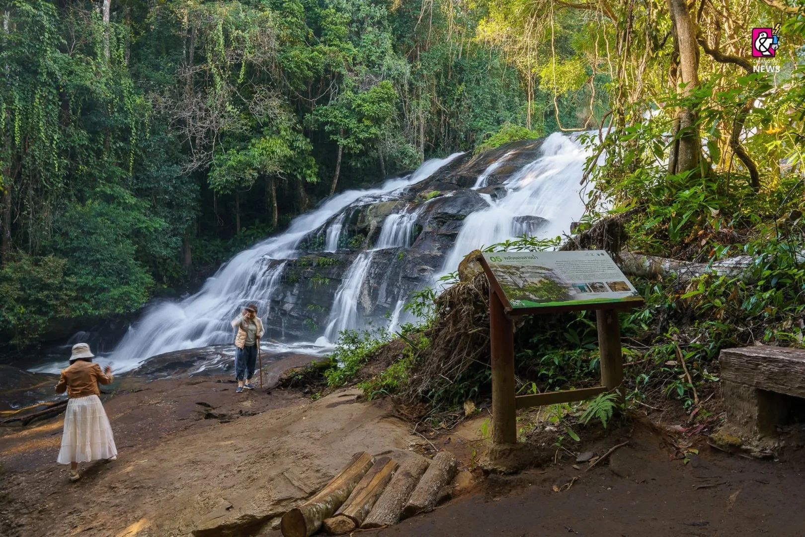 In the north, afternoon showers are frequent but short. Terraces and waterfalls are at their most alive.